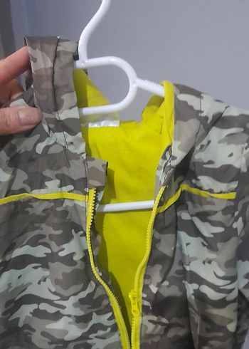 Kapüşonlu Kamuflaj Desenli Erkek Çocuk Yağmurluk - Görsel 3