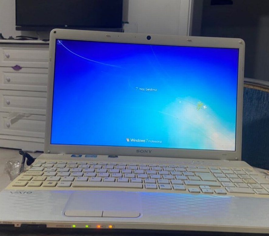 Beyaz Sony Laptop - Görsel 2