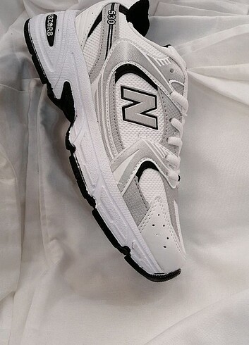 40 Beden New balance530 Kutulu etiketli 40 44 arası numaralari mevcuttur