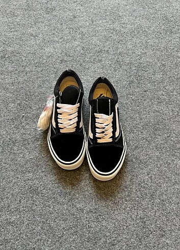 45 Beden siyah Renk Vans old Skool 36-45 Arasi numaraları mevcuttur Kutulu etiketl