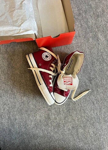 Converse Chucky Taylor bordo Kutulu etiketli barkodlu QR kodu 