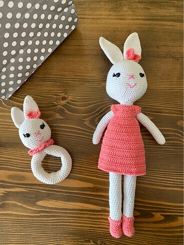 Amigurumi bebek ve çıngırak