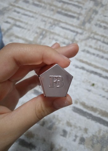 Fenty Beauty Parlak Kırmızı Ruj