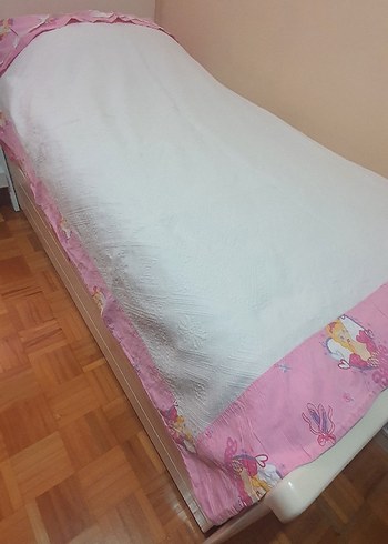 Diğer Barbie pike yatak örtüsü