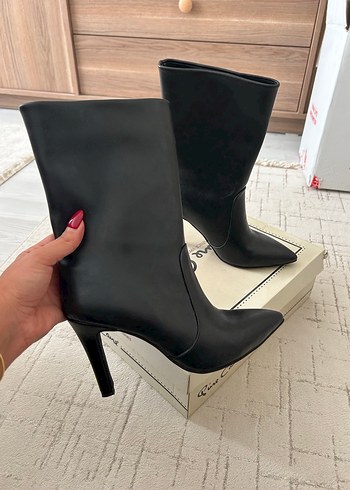 Siyah Deri Stiletto Topuklu Kadın Çizme