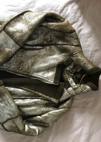 Kürk Detaylı Haki Parlak Biker Ceket - Görsel 3