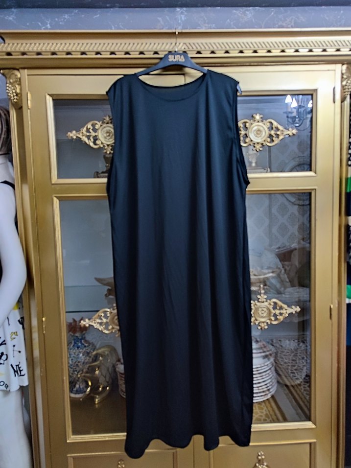 Siyah Dökümlü Uzun Kolsuz Elbise - Görsel 4