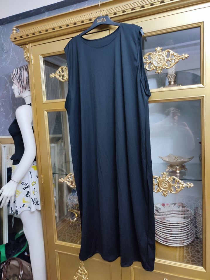 Siyah Dökümlü Uzun Kolsuz Elbise - Görsel 5