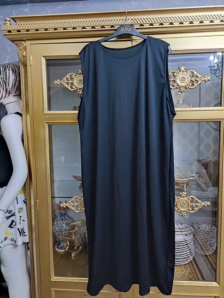 Siyah Dökümlü Uzun Kolsuz Elbise - Görsel 2