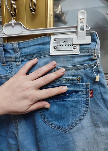 Kadın Mavi Kemerli Mini Denim Şort - Görsel 3