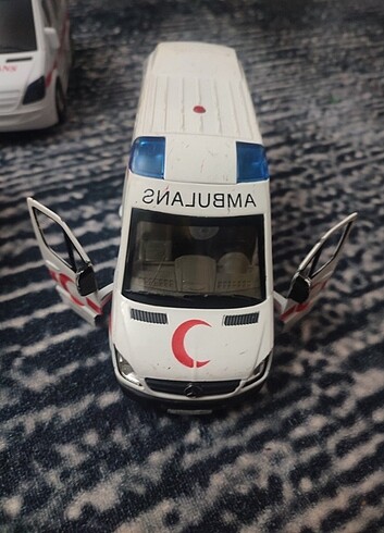 Metal oyuncak ambulans 