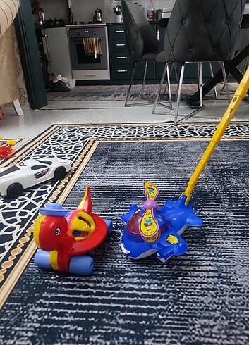 İki adet oyuncak