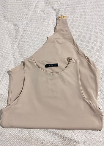 Bej Yüksek Yakalı Kolsuz Body