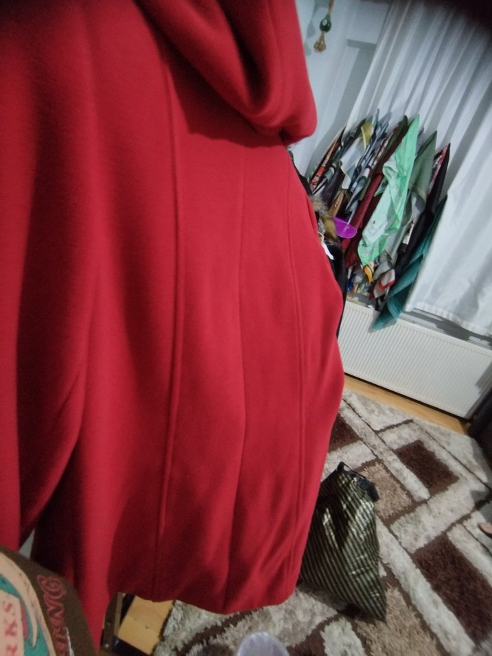 Kırmızı Kapüşonlu Kadın Kaban - Görsel 4