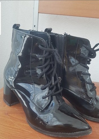 Siyah Rugan Bağcıklı Blok Topuklu Gotik Bot