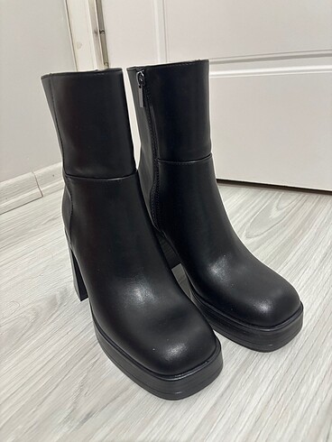 Bershka topuklu bot