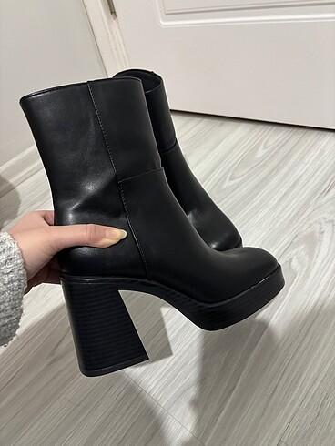 37 Beden siyah Renk Bershka topuklu bot