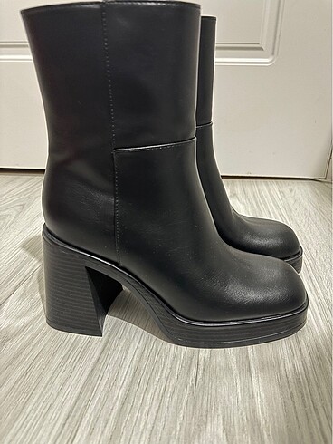 37 Beden Bershka topuklu bot