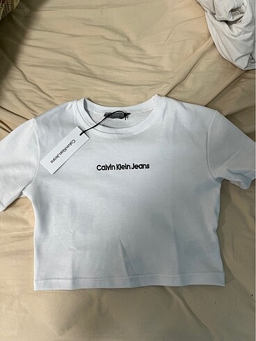 calvin klein tişört etiketli