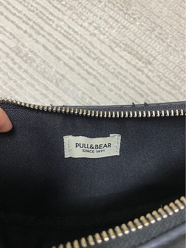  Beden siyah Renk Pull and Bear yarım ay kol çantası