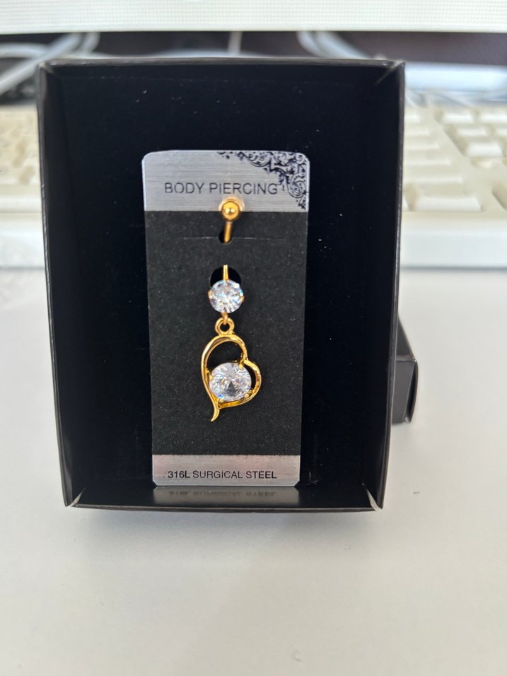 Altın Renkli Parlak Kalp Göbek Piercingi - Görsel 2