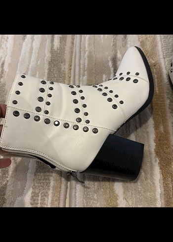 Beyaz Deri Tokalı Kadın Botları - Görsel 2