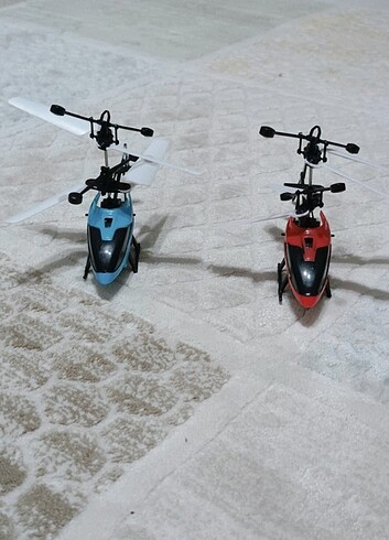 Oyuncak helikopter kırmızı. Ve mavi boyutu 10 15cm