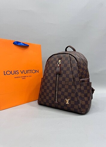 Louis Vuitton sırt çantası FİYAT: 350? Küçük boy kargo ÖLÇÜ