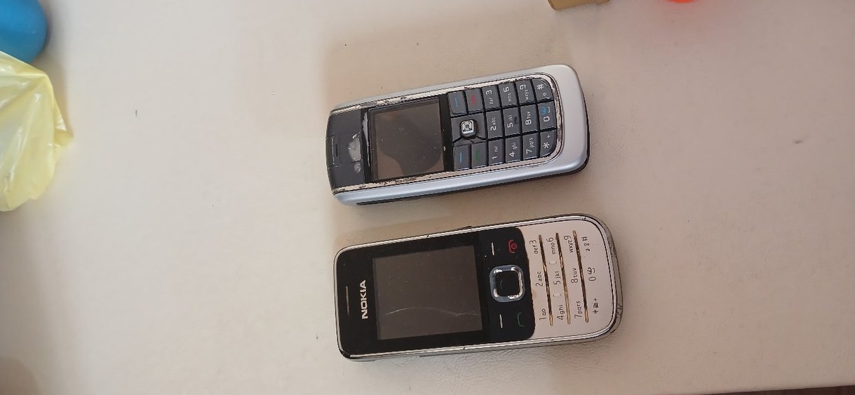 LG Gri ve Beyaz Eski Model Telefonlar - Görsel 3