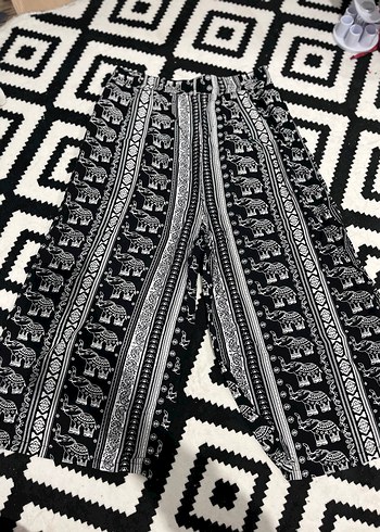 Bohem Siyah Fil Desenli Kadın Kumaş Bermuda - Görsel 2