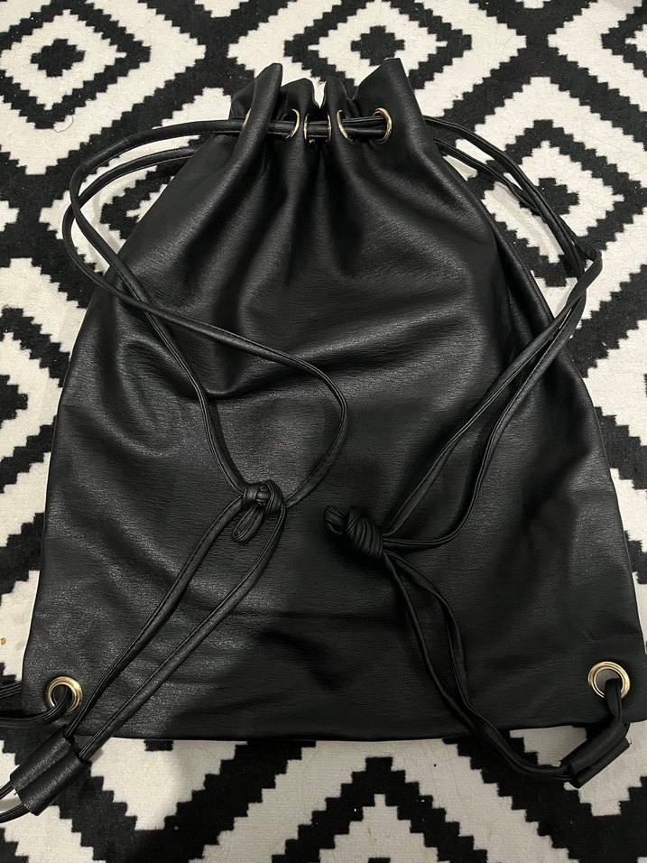 Siyah Deri Fermuarlı Sırt Çantası - Görsel 3