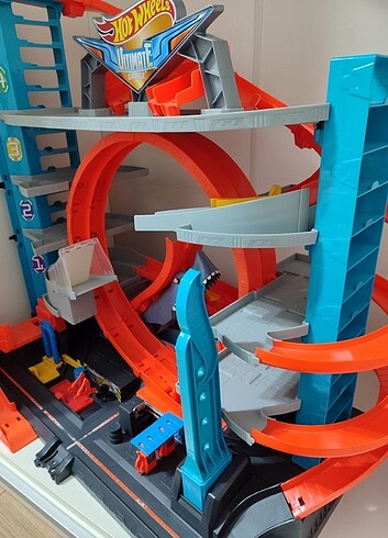 Hot wheels köpek balıklı mega boy garaj