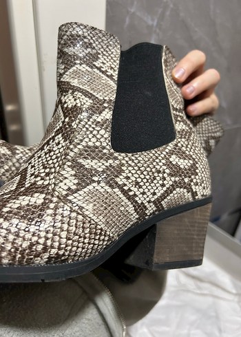 Kahverengi Yılan Desenli Kadın Deri Bot - Görsel 3