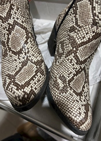 Kahverengi Yılan Desenli Kadın Deri Bot - Görsel 5