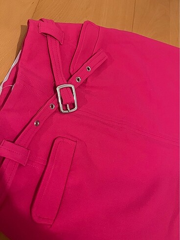 xs Beden BERSHKA BARBİE KEMER DETAYLI MİNİ ETEK