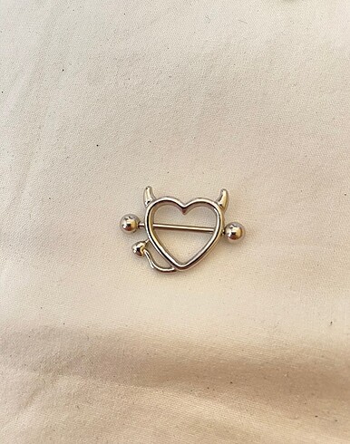 Kalp şeklinde nipple piercing - Görsel 4