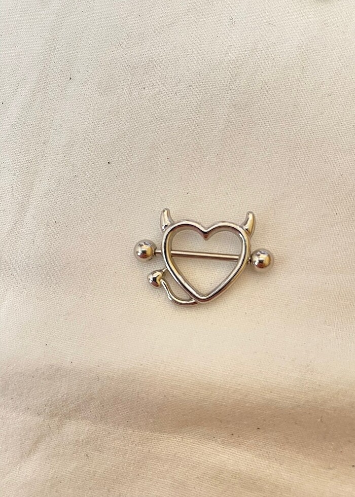 Kalp şeklinde nipple piercing - Görsel 4
