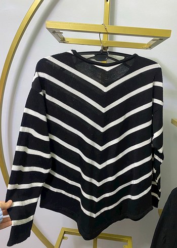 V Yaka Siyah Beyaz Çizgili Kadın Kazak - Görsel 3