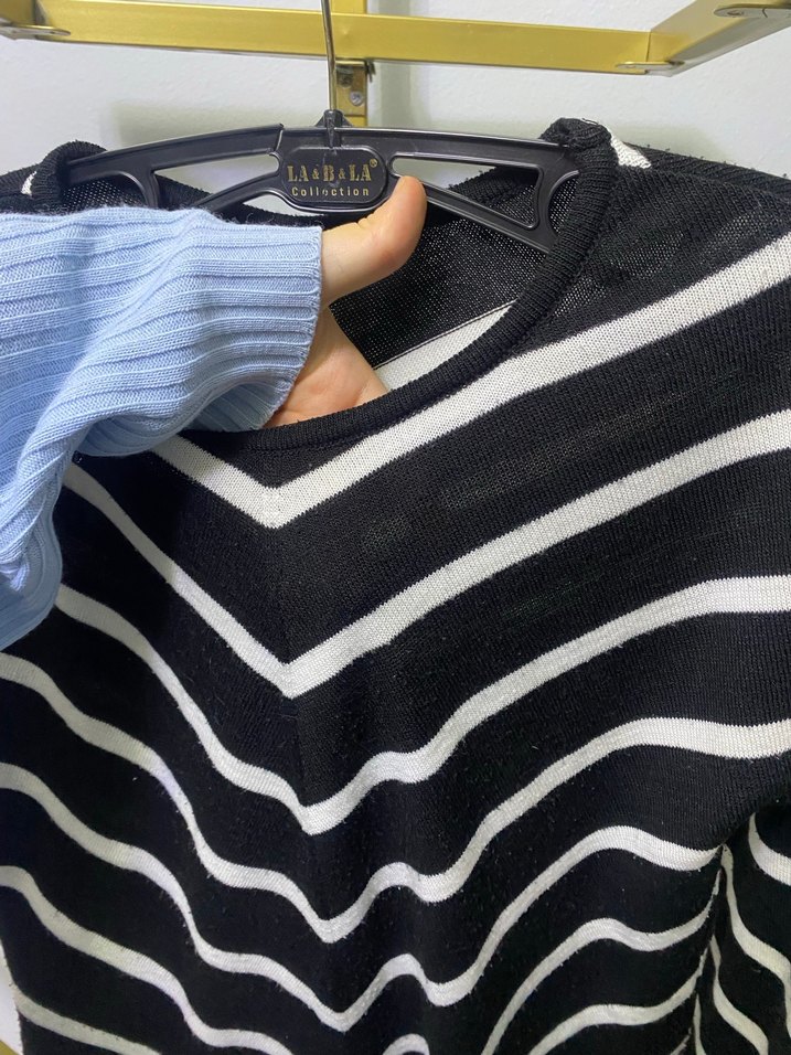 V Yaka Siyah Beyaz Çizgili Kadın Kazak - Görsel 2