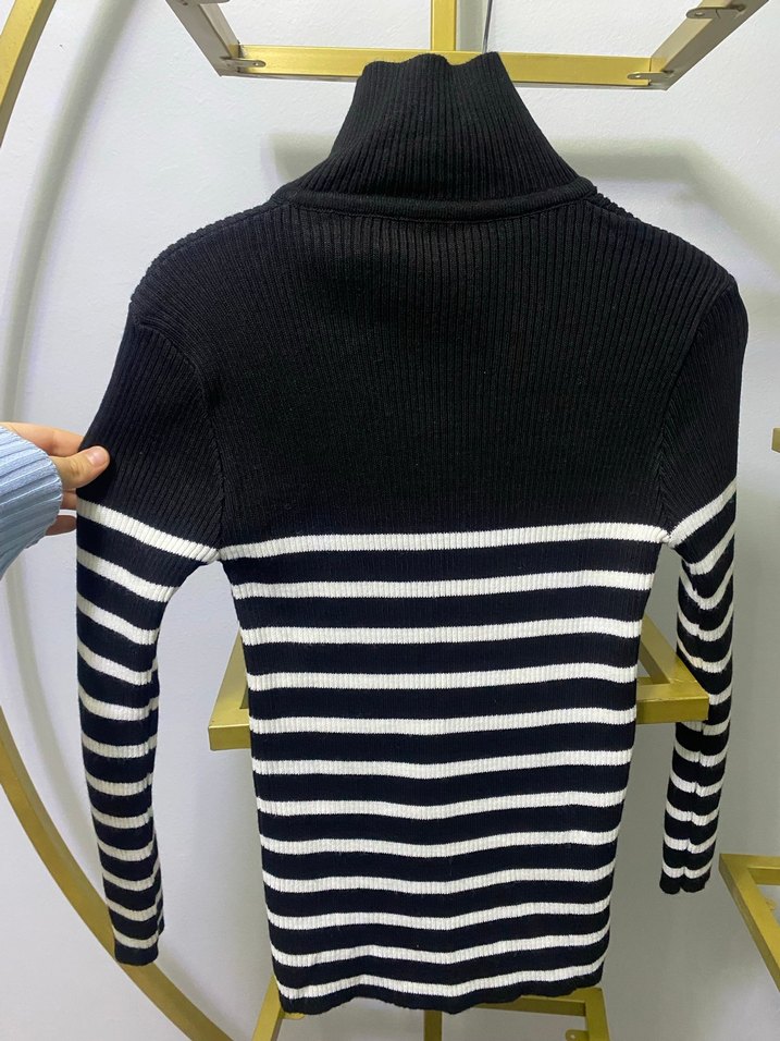 Düğmeli Siyah Beyaz Çizgili Boğazlı Kazak - Görsel 3