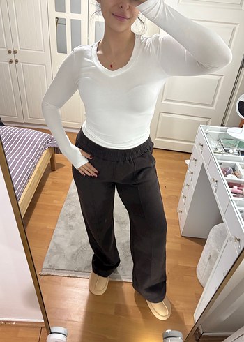 Beyaz V Yaka Uzun Kollu parmak geçmeli Bluz - Görsel 2