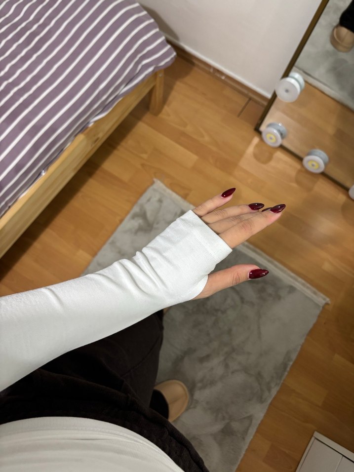 Beyaz V Yaka Uzun Kollu parmak geçmeli Bluz - Görsel 3