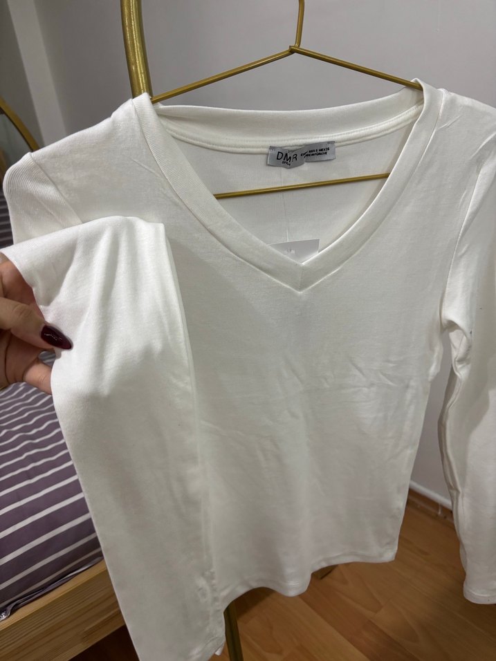 Beyaz V Yaka Uzun Kollu parmak geçmeli Bluz - Görsel 4