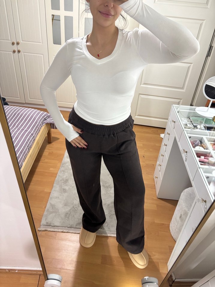 Beyaz V Yaka Uzun Kollu parmak geçmeli Bluz - Görsel 2