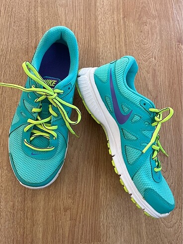 39 Beden Nike Revolution 2