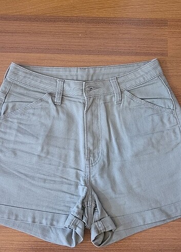 Çağla yeşili H&M şort