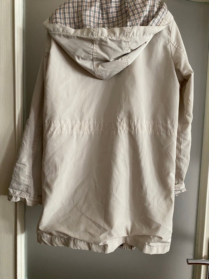Bej astarlı kapüşonlu yağmurluk - Görsel 2