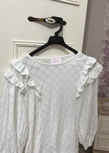 Uzun Kollu Beyaz Fırfırlı Nakışlı Bluz - Görsel 2