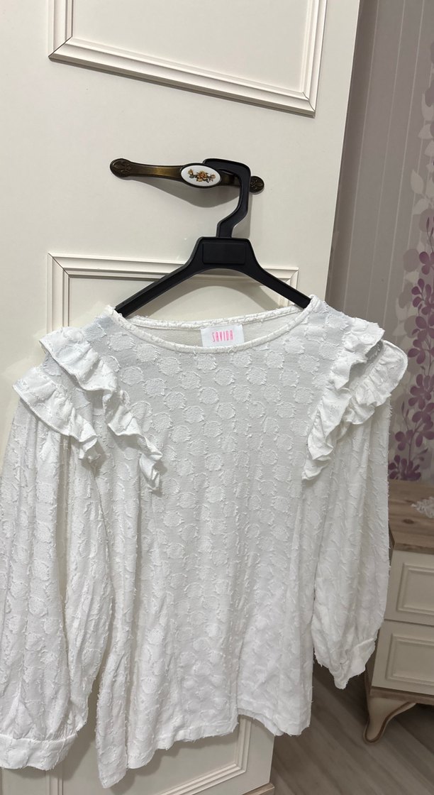 Uzun Kollu Beyaz Fırfırlı Nakışlı Bluz - Görsel 2