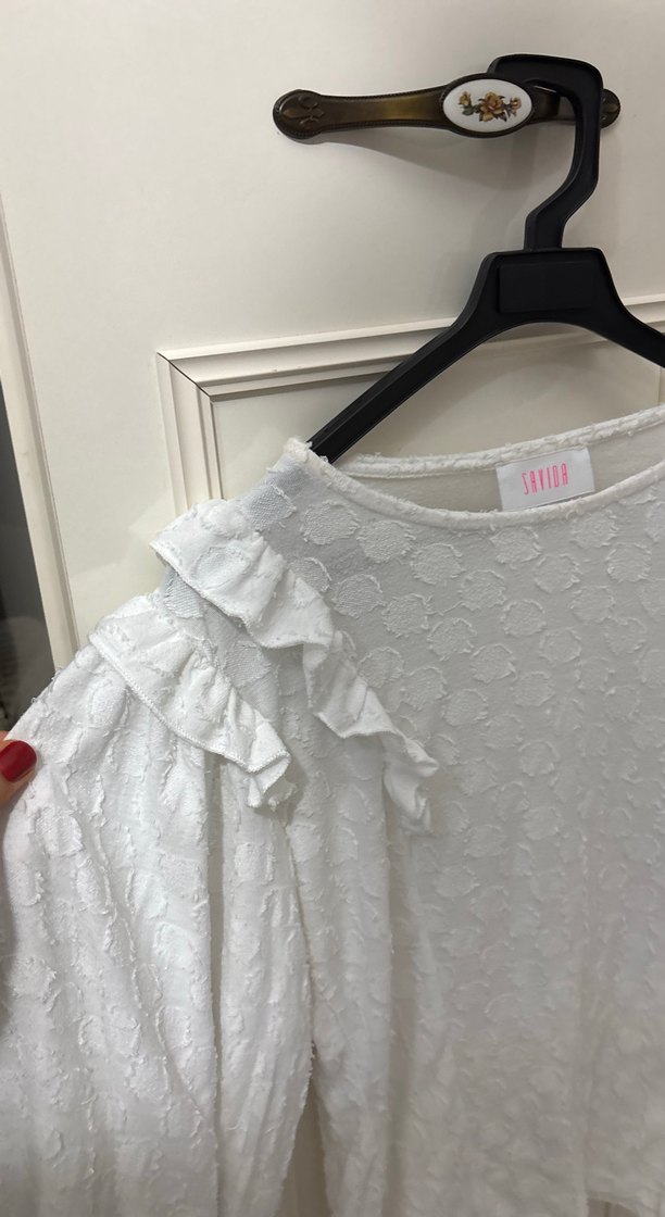 Uzun Kollu Beyaz Fırfırlı Nakışlı Bluz - Görsel 3